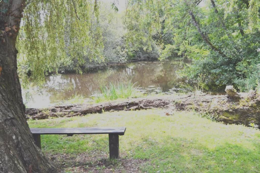Les Bruyeres Gite Montbron Bagian luar foto